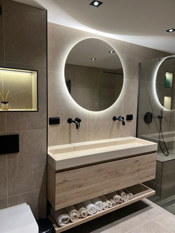 Beige leisteenlook tegels badkamer