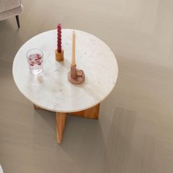 Plak-pvc licht eiken visgraat in een interieur, sfeerfoto 1