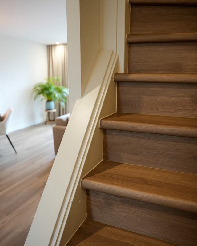 Een trap bekleed met pvc in houtlook